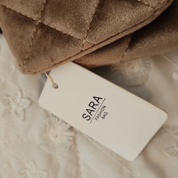 NWT Sara Tan Velvet Quilted Convertible Purse - Picture 4 of 7